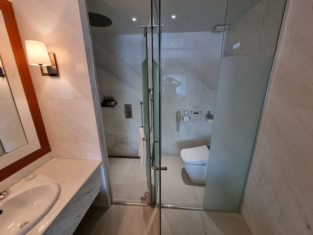 Pine Grove Hotel Family Suite, Park View 6