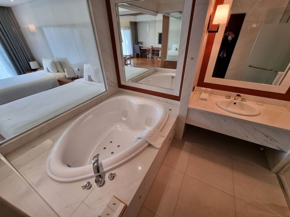 Pine Grove Hotel Family Suite, Park View 7