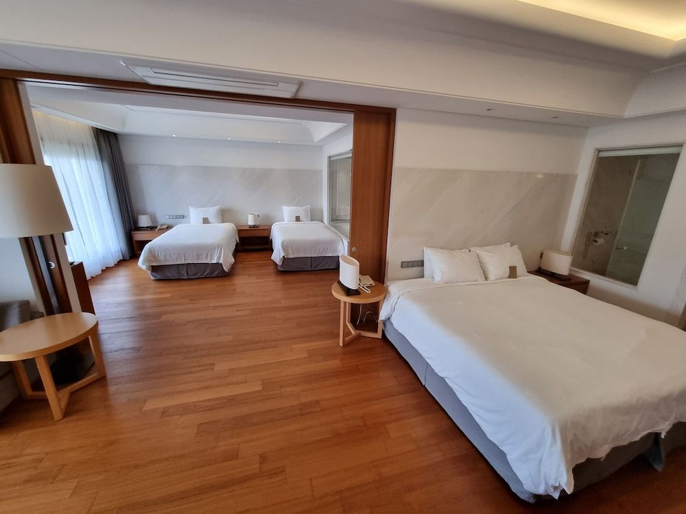 Pine Grove Hotel Family Suite, Park View 4