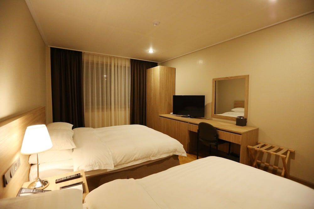 Palgong Emillia Hotel Deluxe Room 2