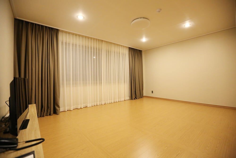 Palgong Emillia Hotel Deluxe Room, Non Smoking, Mountain View (Ondol) 2