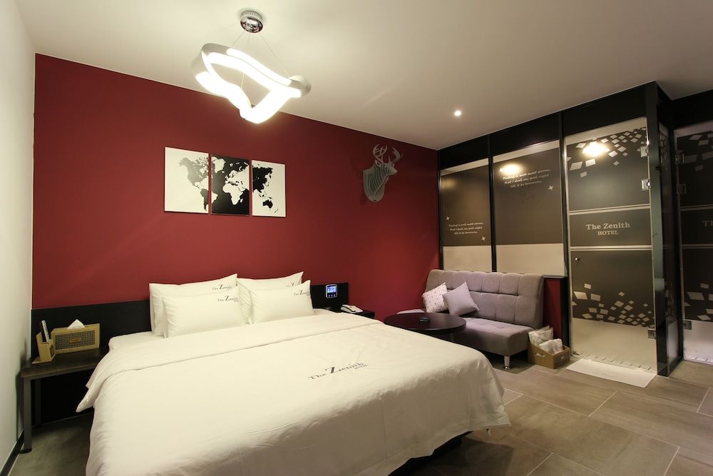 The Zenith Hotel Standard Room 4
