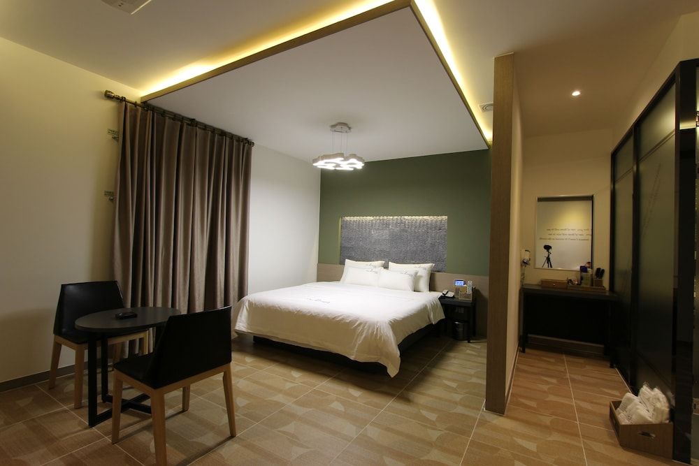 The Zenith Hotel Standard Room 3