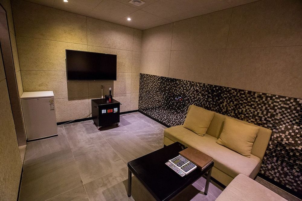 The Zenith Hotel VVIP (Karaoke) 7