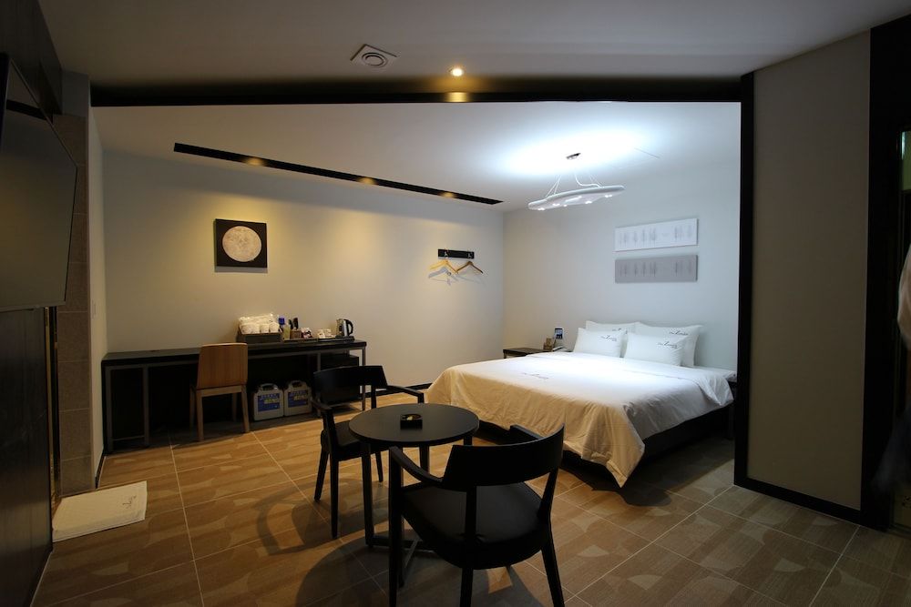 The Zenith Hotel Standard Room 8