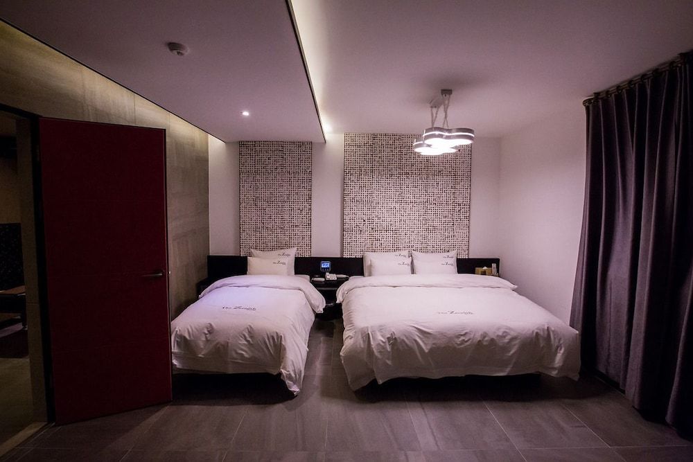 The Zenith Hotel VVIP (Karaoke)