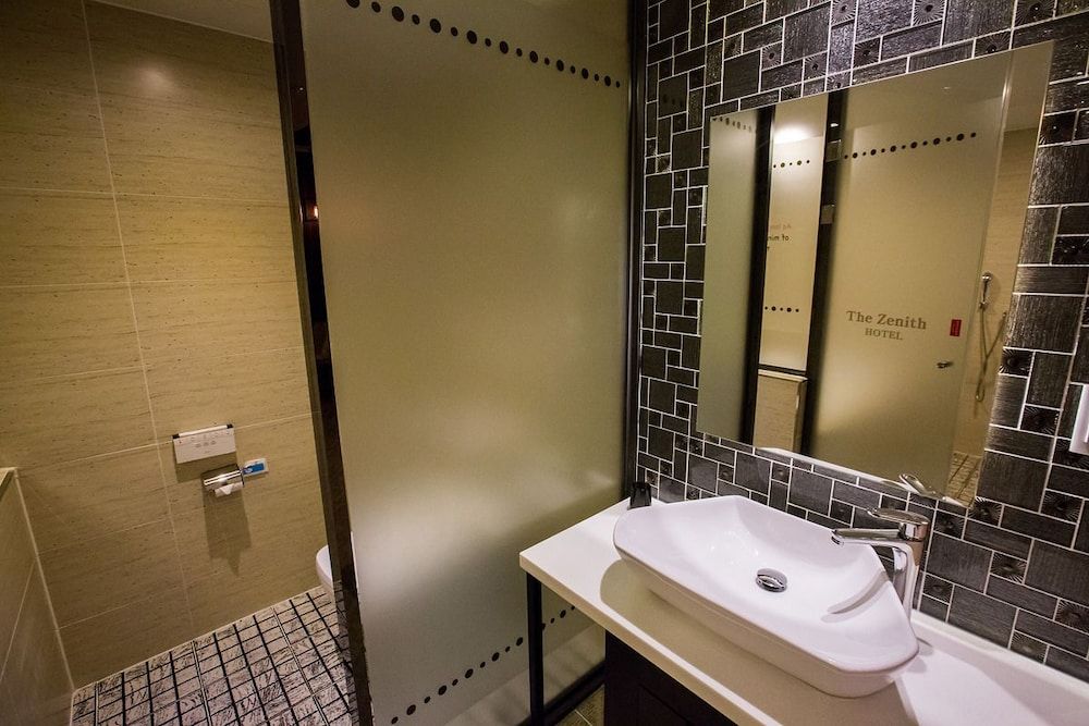 The Zenith Hotel Standard Room 13