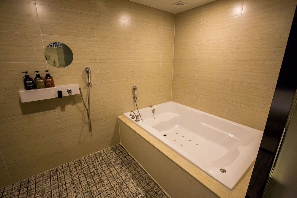 The Zenith Hotel Standard Room 17