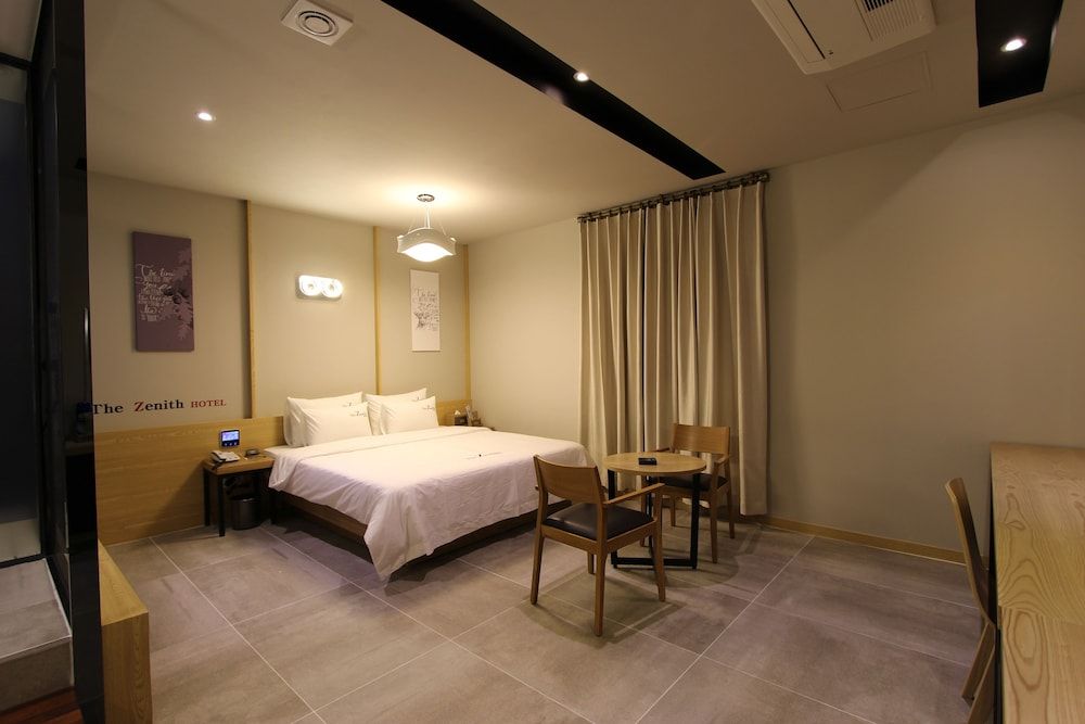 The Zenith Hotel Standard Room 5