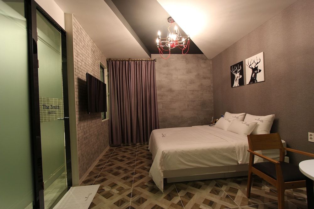 The Zenith Hotel Standard Room 10