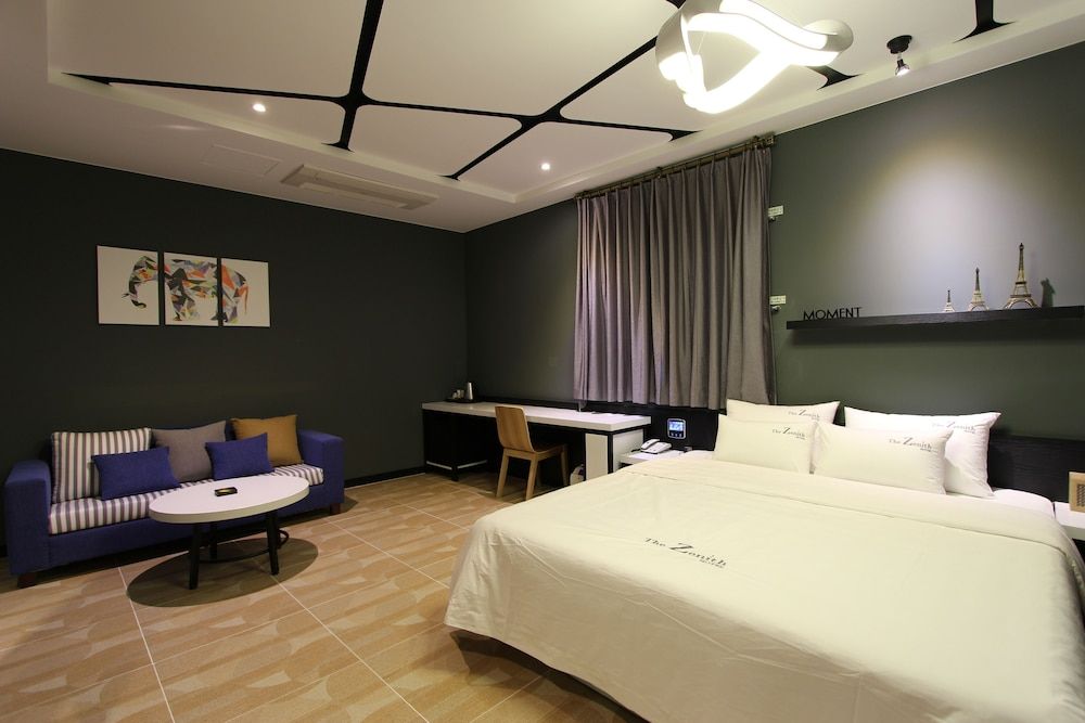 The Zenith Hotel Standard Room 9