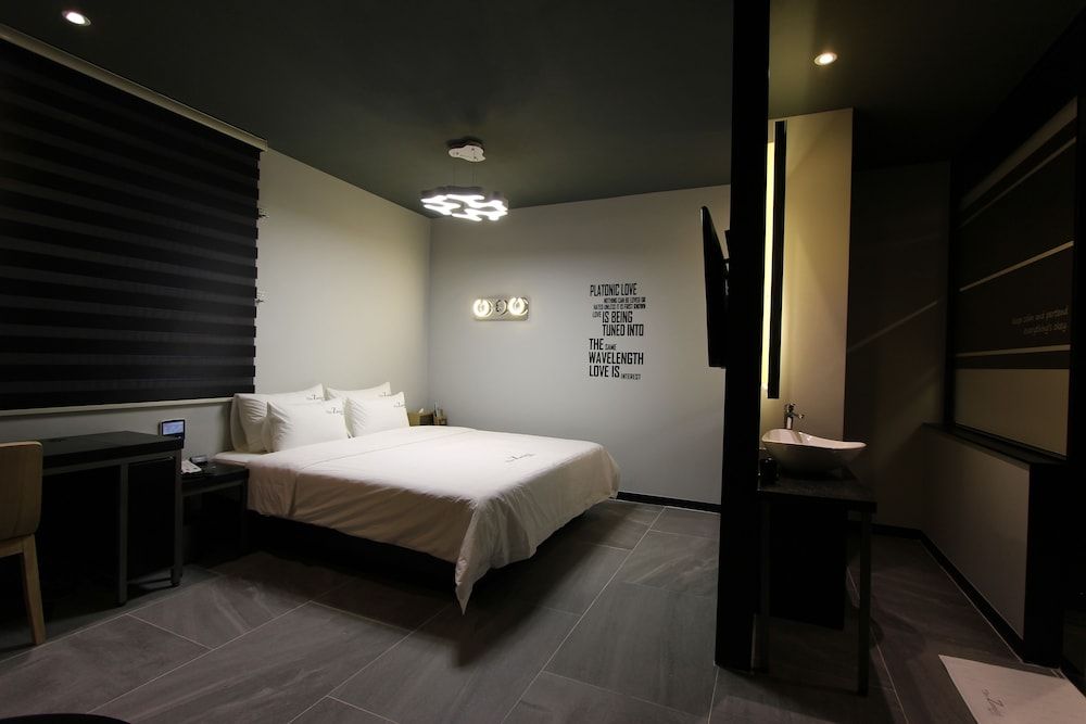 The Zenith Hotel Standard Room 11