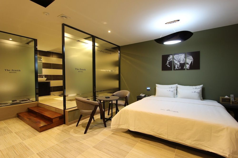 The Zenith Hotel Standard Room 6