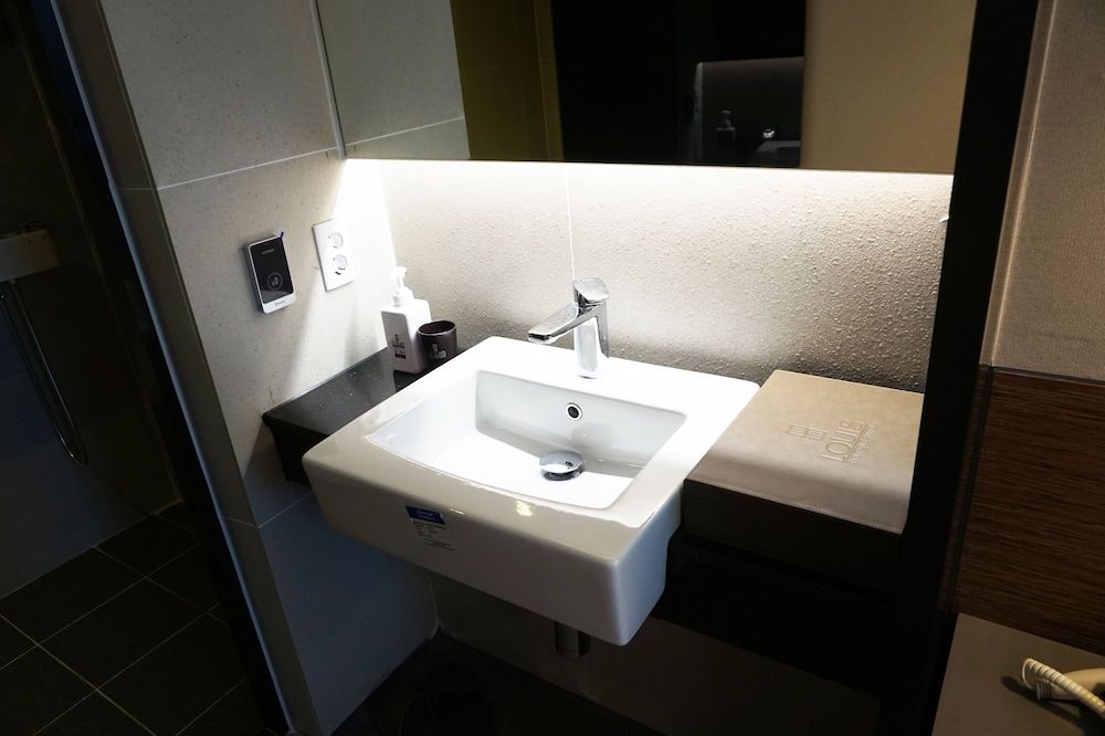 Louis Boutique Hotel Standard Twin Room 5