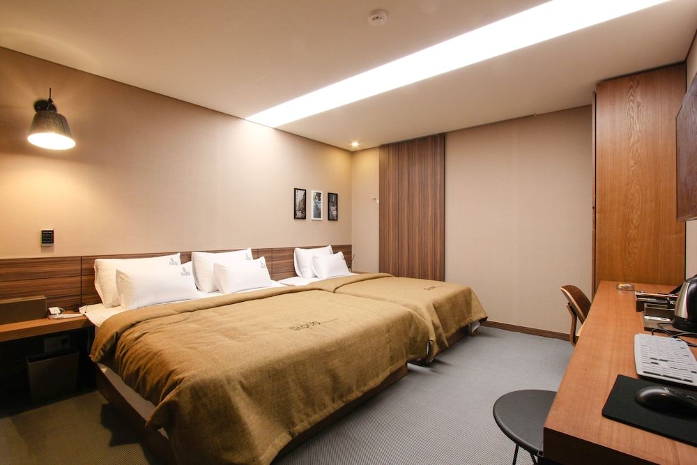 Louis Boutique Hotel Standard Twin Room 2