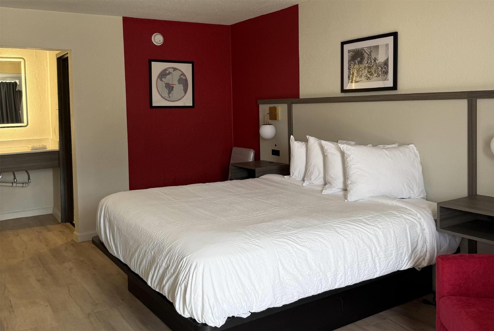 1 King Bed, Non-Smoking