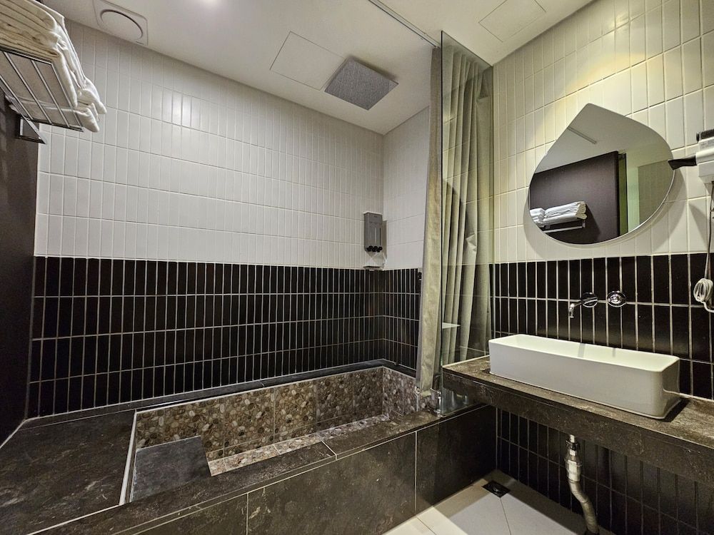 Le Mong Hotel Family Room 3