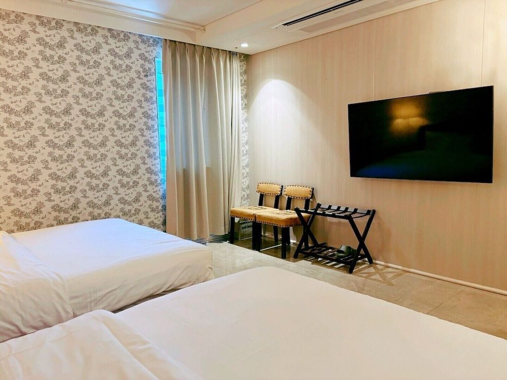 Le Mong Hotel Family Room 2