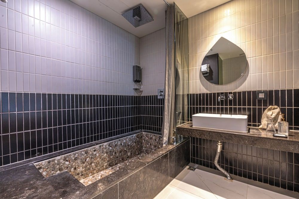 Le Mong Hotel Family Room 4