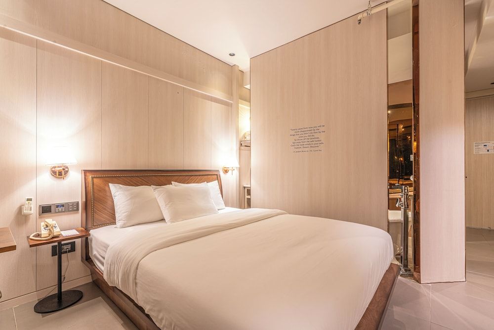 Le Mong Hotel Deluxe Double Room 4