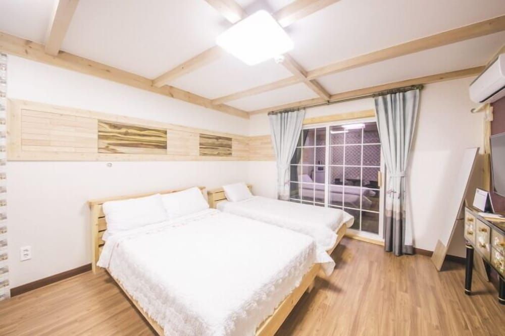 Red Windmill Pension Twin Room 2