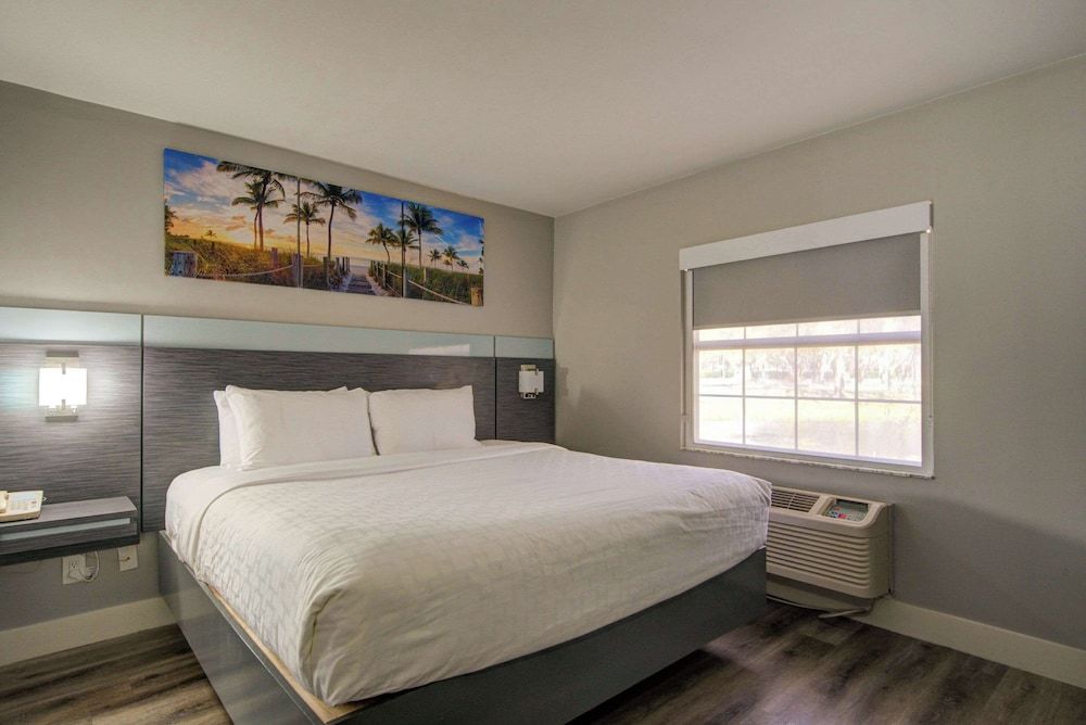 Room, 1 King Bed, Non Smoking (Upgrade)
