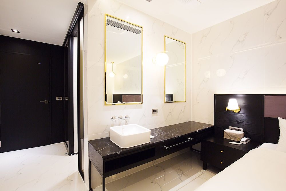 Brown Dot Busan Station Sky Garden Premium Double Room, Non Smoking (with Spa) 8