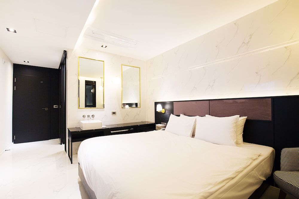 Brown Dot Busan Station Sky Garden Premium Double Room, Non Smoking (with Spa) 5