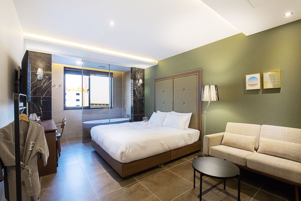 Brown Dot Busan Station Sky Garden Premium Double Room, Non Smoking (with Spa) 3