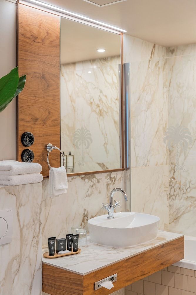 Queen's Court Hotel & Residence Superior Junior Suite 8