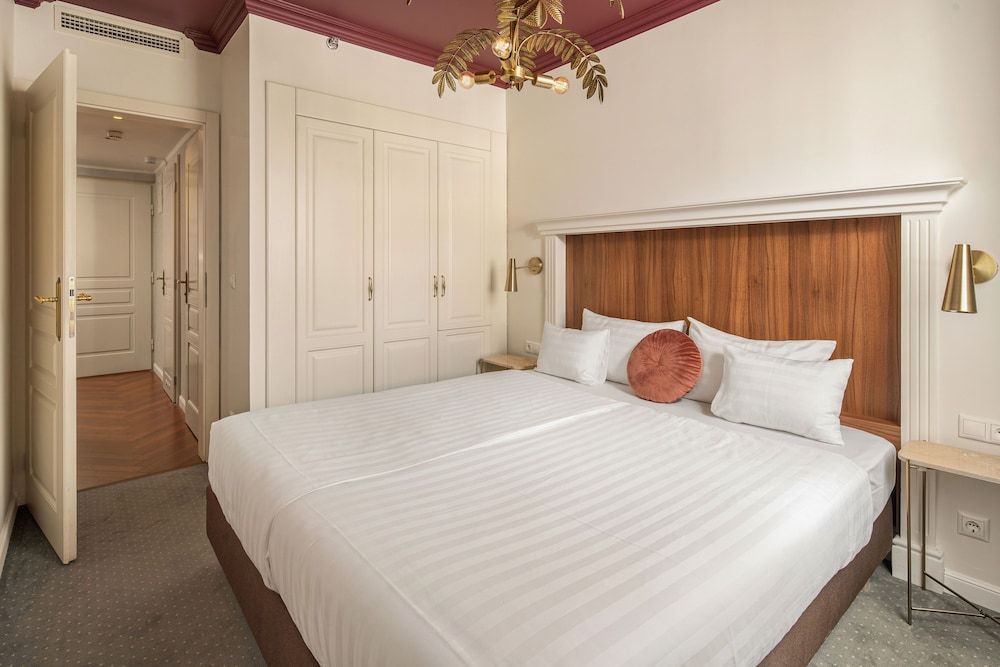 undefined Queen's Court Hotel & Residence 10