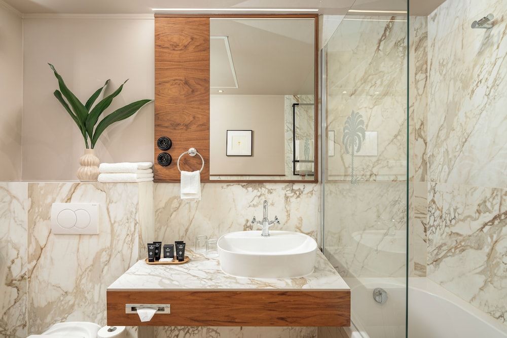 Queen's Court Hotel & Residence Superior Junior Suite 12