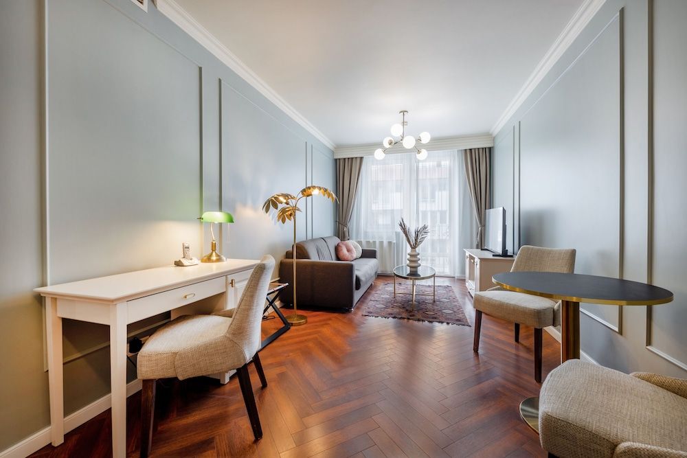 Queen's Court Hotel & Residence Superior Triple King Suite 25