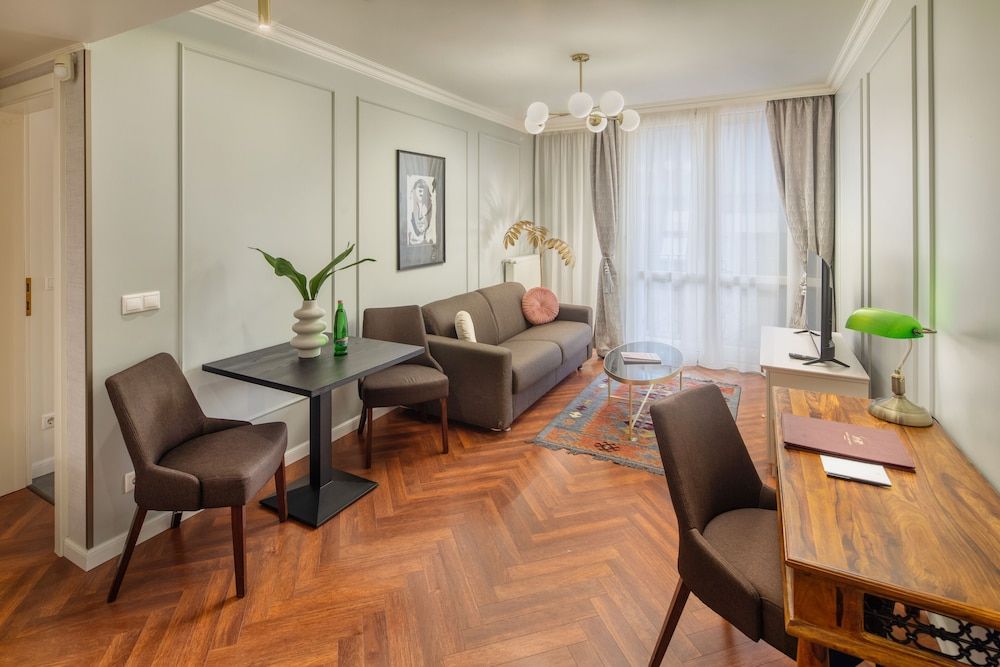 Queen's Court Hotel & Residence Superior Triple King Suite 30