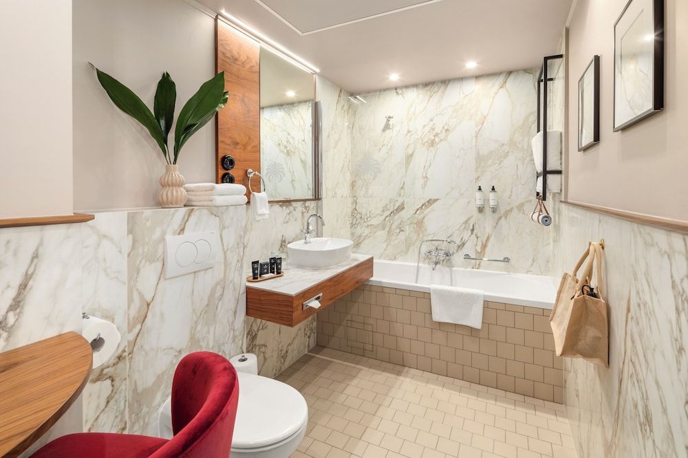 Queen's Court Hotel & Residence Superior Junior Suite 13