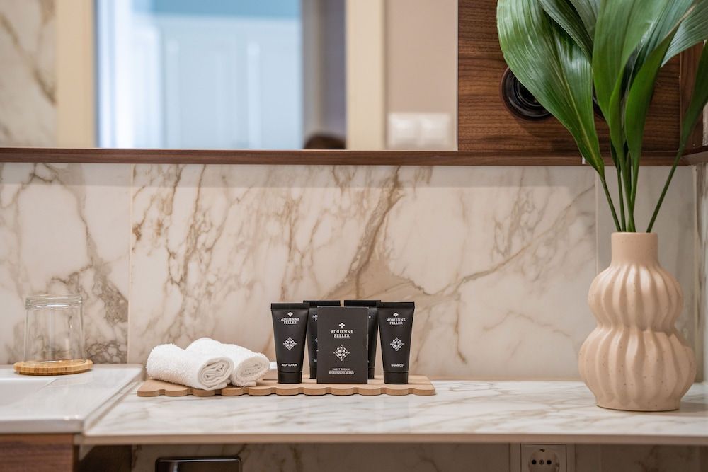 Queen's Court Hotel & Residence Superior Triple King Suite 14