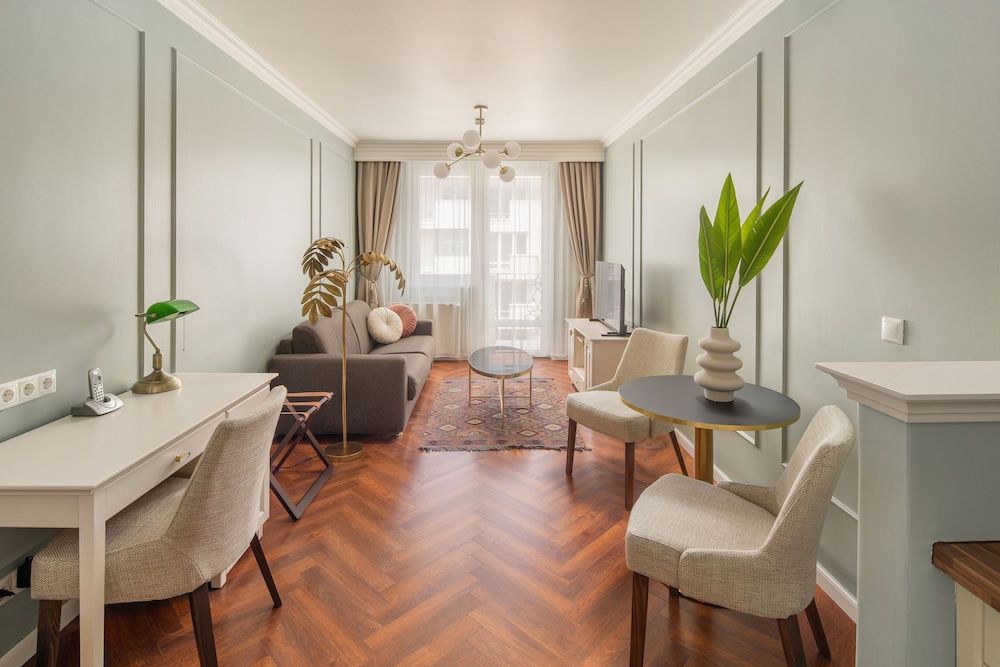 Queen's Court Hotel & Residence Superior Triple King Suite 21