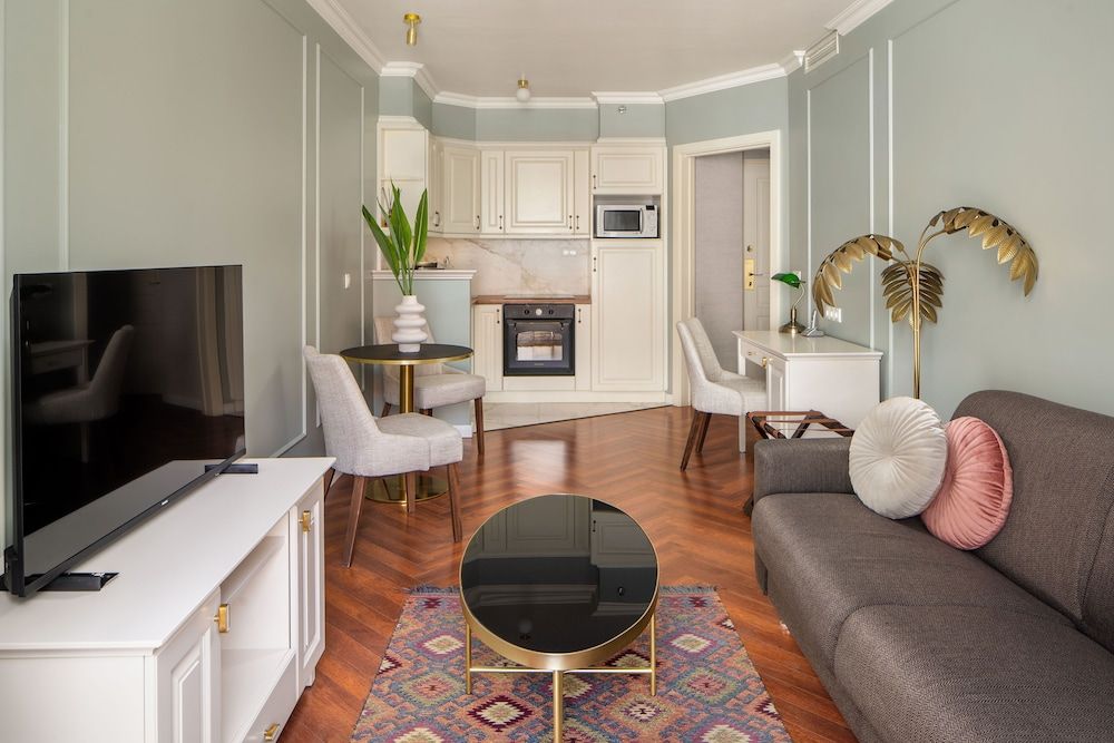 Queen's Court Hotel & Residence Superior Triple King Suite 22