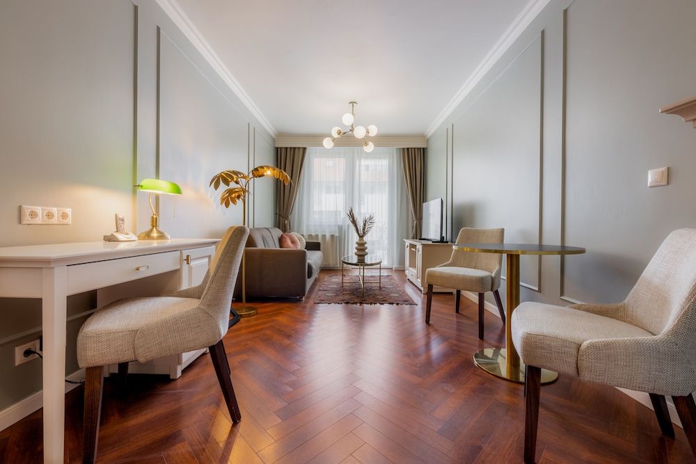 Queen's Court Hotel & Residence Superior Triple King Suite 24