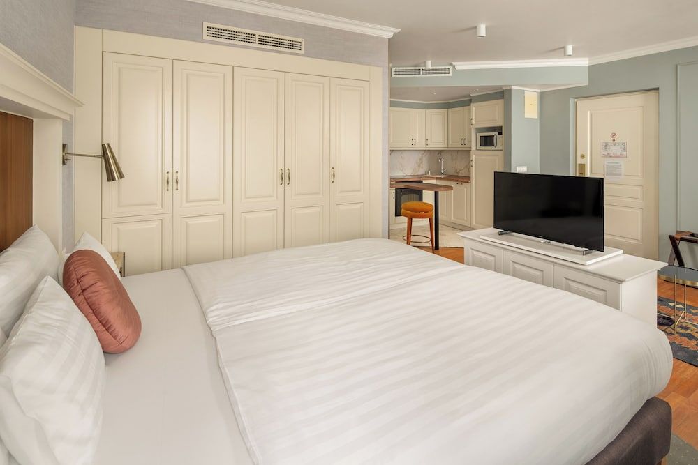 Queen's Court Hotel & Residence Superior Junior Suite 2