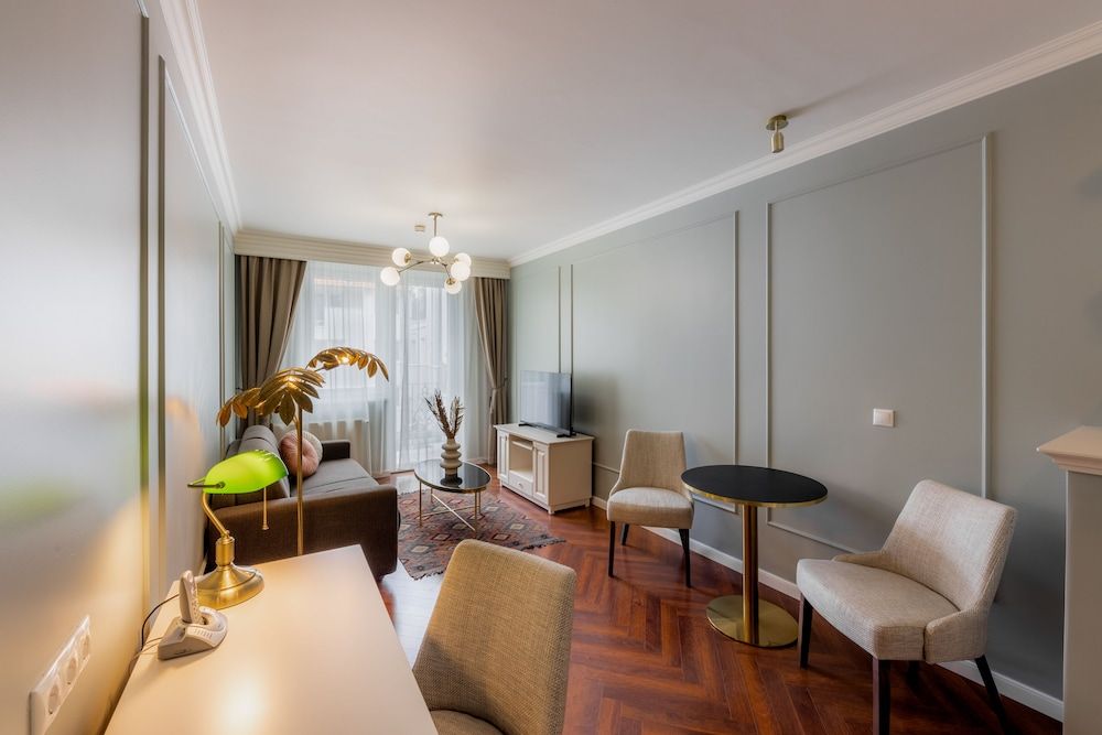 Queen's Court Hotel & Residence Superior Triple King Suite 23