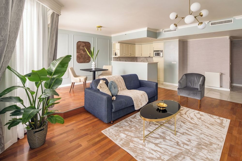 undefined Queen's Court Hotel & Residence 4