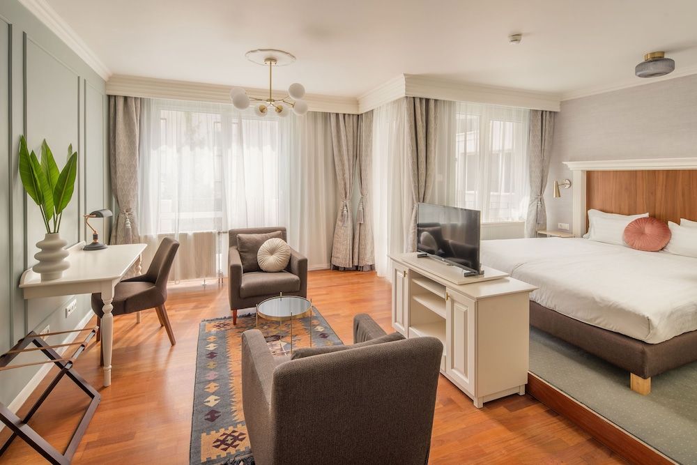 Queen's Court Hotel & Residence Superior Junior Suite