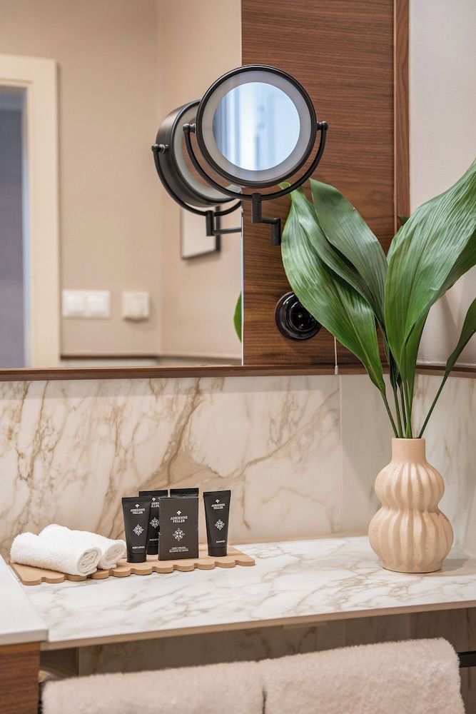 Queen's Court Hotel & Residence Superior Triple King Suite 17