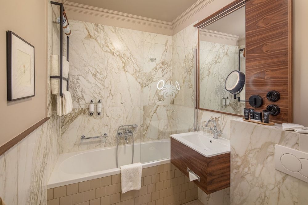 Queen's Court Hotel & Residence Superior Triple King Suite 19