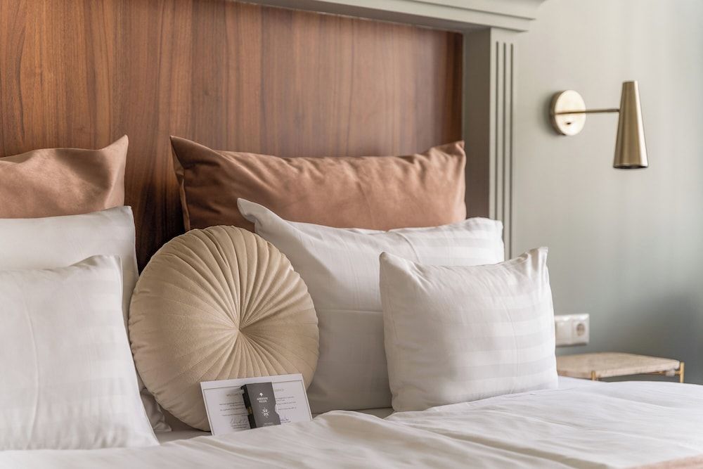 Queen's Court Hotel & Residence Superior Junior Suite 5