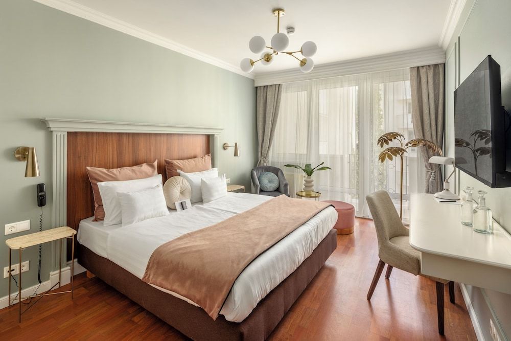 undefined Queen's Court Hotel & Residence 2