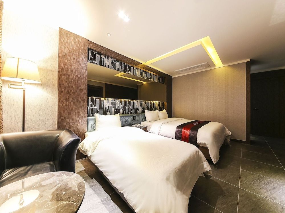 Zenith Hotel Basic Twin Room 5