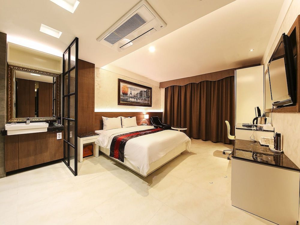 Zenith Hotel Basic Double Room 5