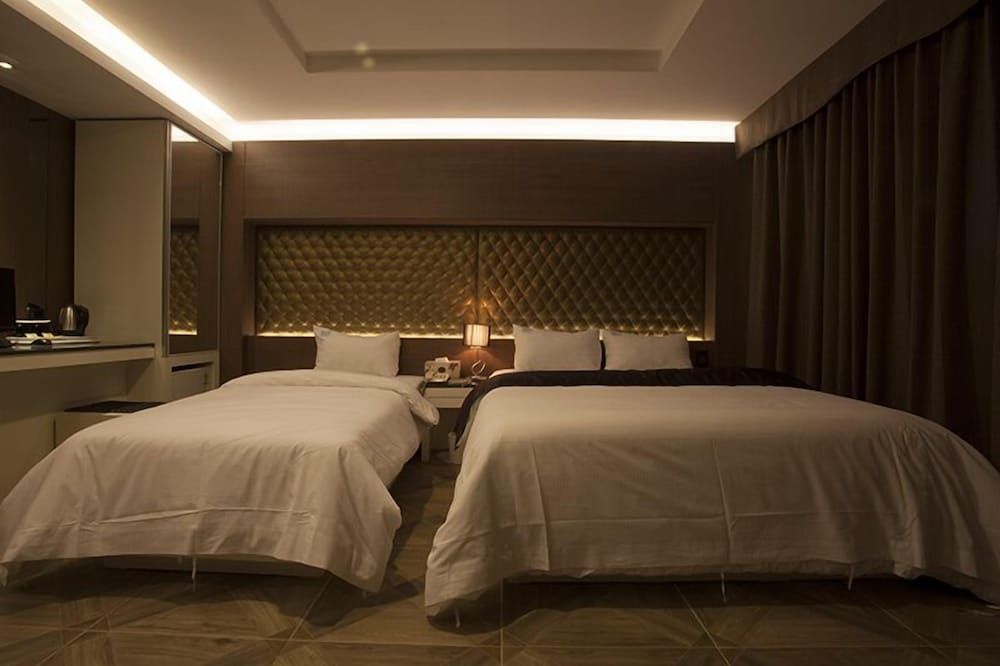 Zenith Hotel Basic Twin Room 11